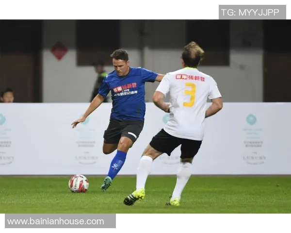 模仿达人挑战足球明星风采展现精彩瞬间与幽默魅力 模仿达人挑战足球明星风采展现精彩瞬间与幽默魅力